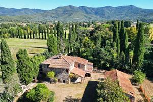 Rustico / Casale di 310 m² con più di 5 locali e b