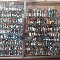 Vetrina con liquori mignon.