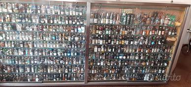 Vetrina con liquori mignon.