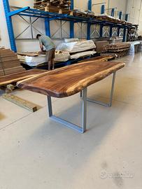 Tavoli con base in ferro e piano in legno di Saman