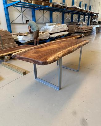 Tavoli con base in ferro e piano in legno di Saman