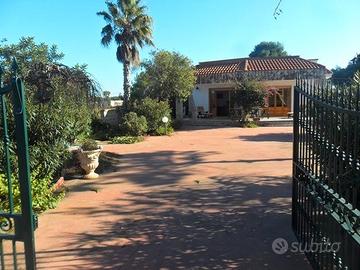 Villa fronte spiaggia con giardino