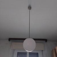 Lampadario con sfera bianca