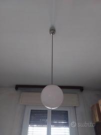 Lampadario con sfera bianca