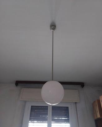 Lampadario con sfera bianca