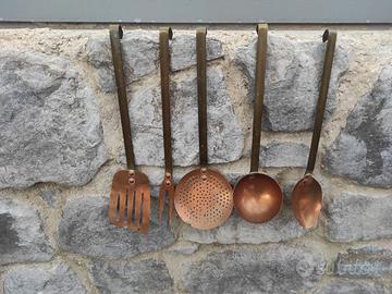 Set mestoli in rame vecchi