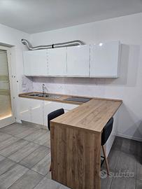 Cucina con isola completa di elettrodomestici