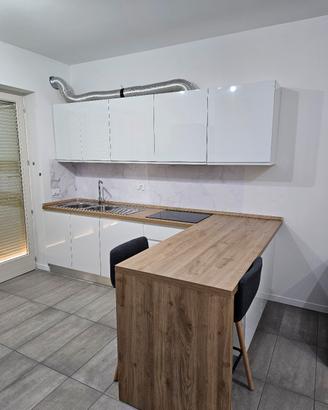 Cucina con isola completa di elettrodomestici