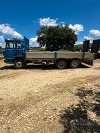 Iveco 145-17 motrice pianale con rampe idrauliche