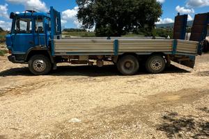 Iveco 145-17 motrice pianale con rampe idrauliche
