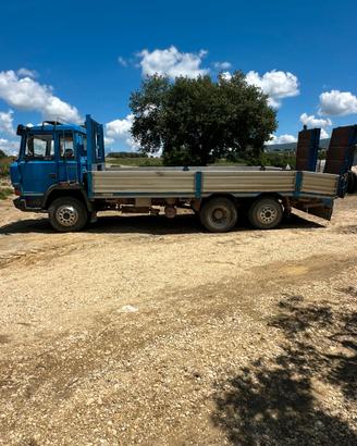 Iveco 145-17 motrice pianale con rampe idrauliche
