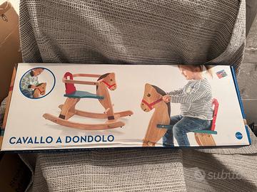 Cavallo a dondolo in legno