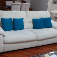 divano salotto Nuovo e lampadario