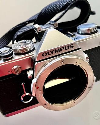 Olympus OM 1 reflex + Obiettivo 50mm Zuiko
