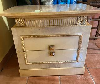 Coppia di comodini oro