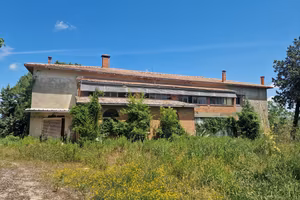 CL120 - Casale panoramico da ristrutturare con ter