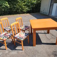 salotto completo con tavolo e sedie