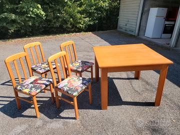 salotto completo con tavolo e sedie