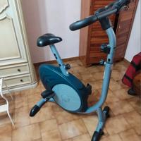 Cyclette Decathlon con schermo digitale 