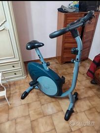 Cyclette Decathlon con schermo digitale 