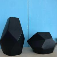 Vasi neri decorativi.