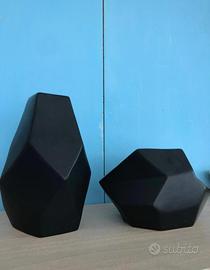 Vasi neri decorativi.