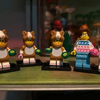 quattro Lego minifigures in  blocco