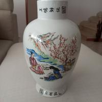 Antico vaso cinese in porcellana decorato a mano  