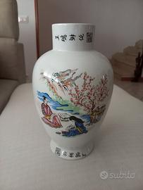 Antico vaso cinese in porcellana decorato a mano  