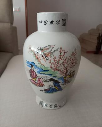 Antico vaso cinese in porcellana decorato a mano  