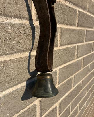 Campana di bronzo completa di collare di cuoio
