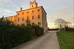 Immobile in asta di 885 m² con più di 5 locali a D