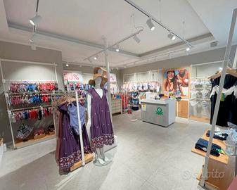 ARREDAMENTO COMPLETO NEGOZIO ABBIGLIAMENTO