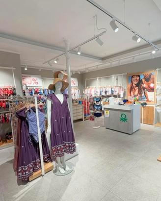ARREDAMENTO COMPLETO NEGOZIO ABBIGLIAMENTO