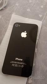 iPhone 4 con caricabatterie