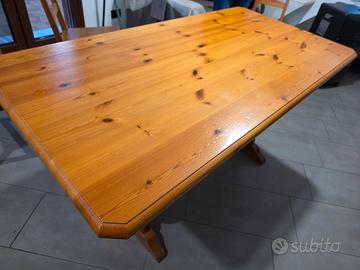 tavolo e sedie in legno