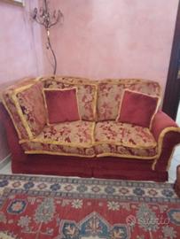 set completo di divano, due poltrone e un pouf 