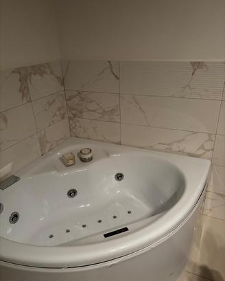 Vasca idromassaggio angolare colore bianco