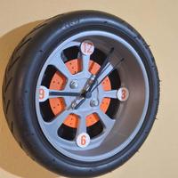 Orologio da muro a forma di ruota d'auto