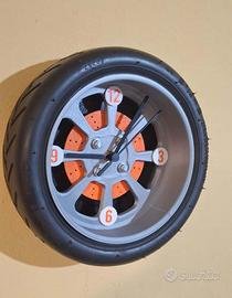Orologio da muro a forma di ruota d'auto