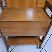 Mobiletto vintage per il cucito