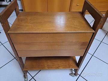 Mobiletto vintage per il cucito