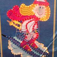 Bambina sugli sci luce natale 2025