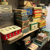 Stock vecchie scatole in latta