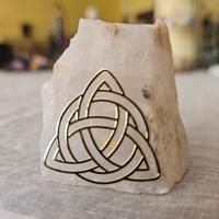 talismano in pietra di calcite con Triquetra celti
