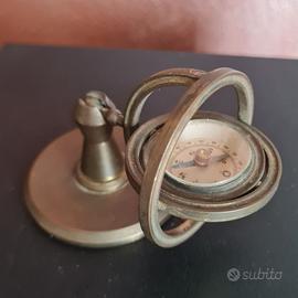 Antica Bussola   in ottone posta su  giunto cardan