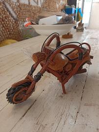 Moto in legno intarsiato