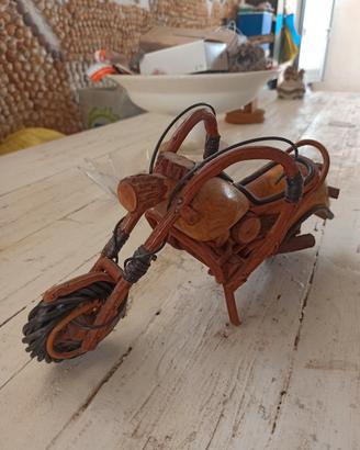 Moto in legno intarsiato