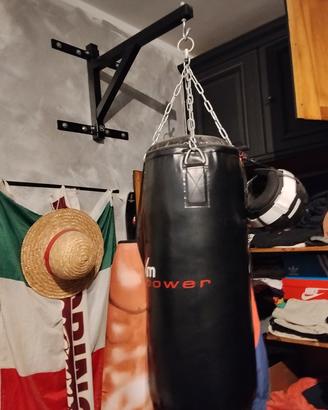  sacco da boxe con relativo attacco al muro 