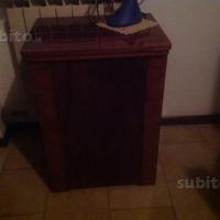 Mobiletto in radica con macchina da cucire anni 70